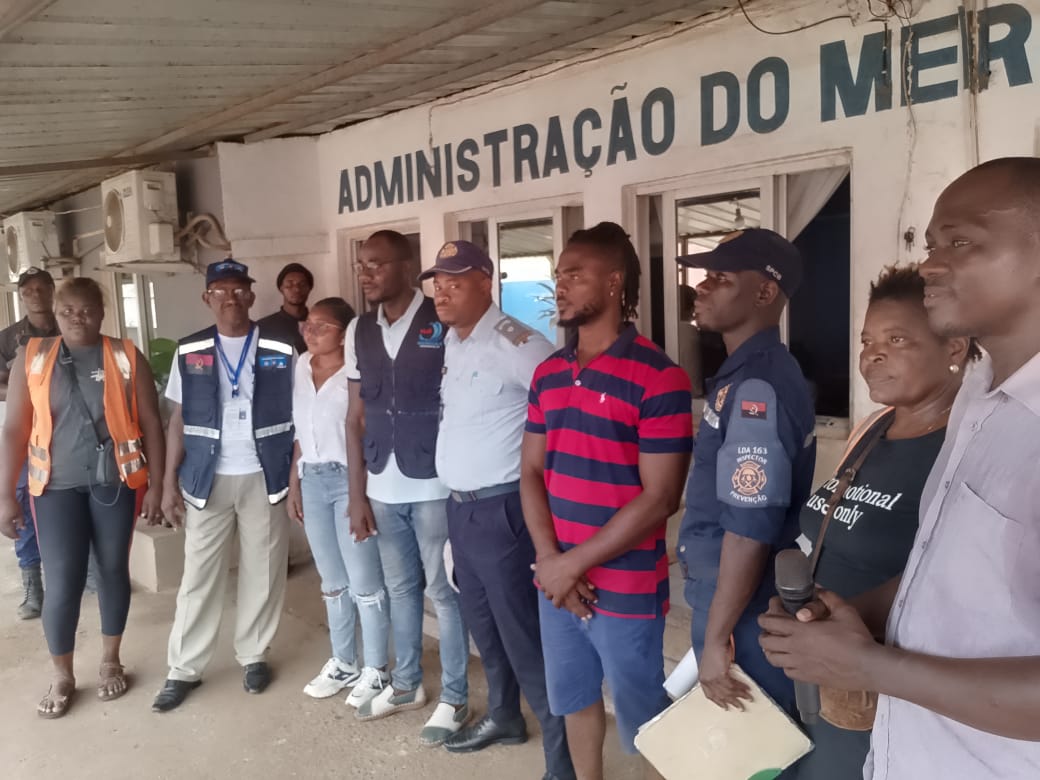 Equipa multissectorial na Administração do Mercado durante ação comunitária