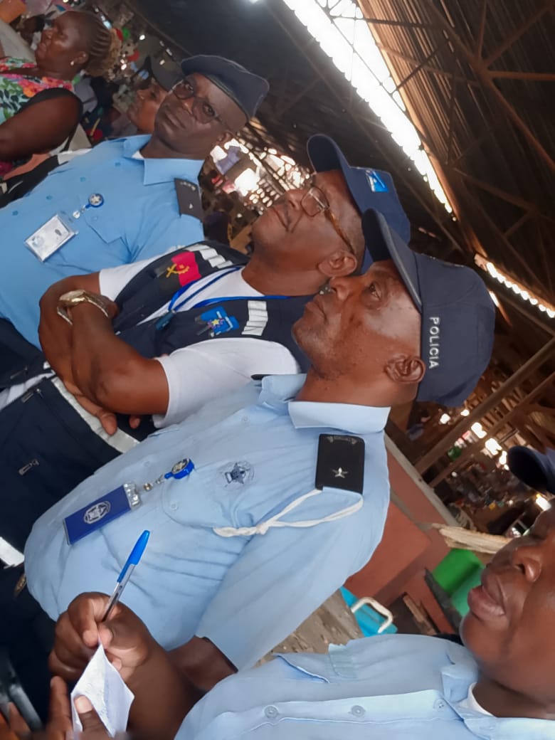 Efetivos da Polícia Nacional acompanham ação de campo no mercado